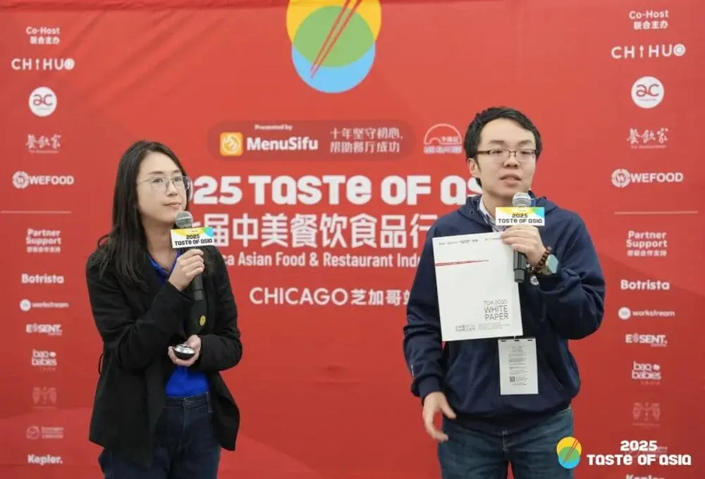一男一女嘉宾在“2025 Taste of Asia 北美中美餐饮食品行业峰会”现场发言，背景为红色主视觉板，上有主办方和赞助商 Logo。