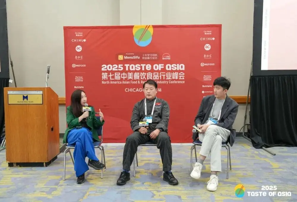 两男一女嘉宾在“2025 Taste of Asia 北美中美餐饮食品行业峰会”现场发言，背景为红色主视觉板，上有主办方和赞助商 Logo。