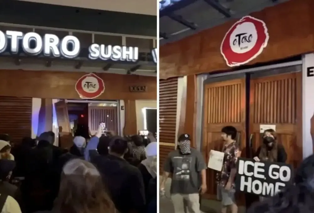 大批抗议者在洛杉矶寿司店门前集会，举着“ICE GO HOME”等标语，抗议移民执法行动。