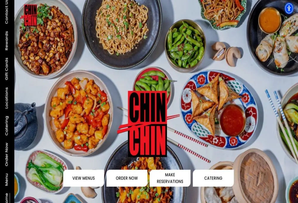Chin Chin餐厅的特色炒面与各式小吃拼盘，呈现丰富亚洲风味。