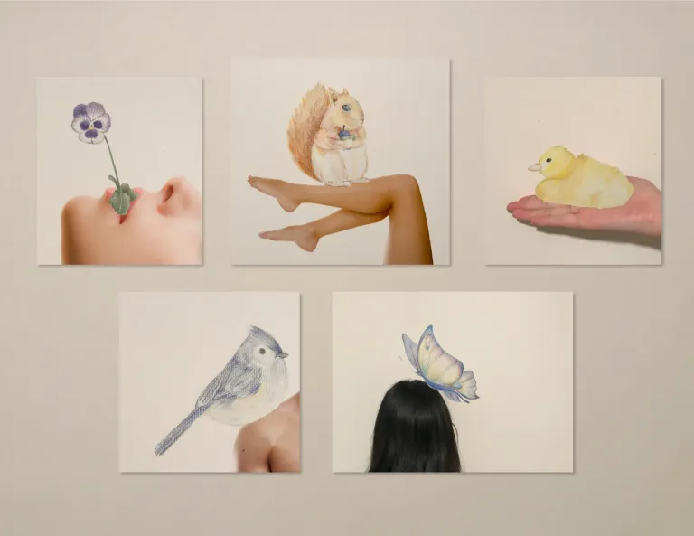 插画手掌托举明黄小鸭，温暖色调呼应文中江苏童年故事。隐喻从被外婆"嫌弃厨艺"到扛起家宴的成长原点。