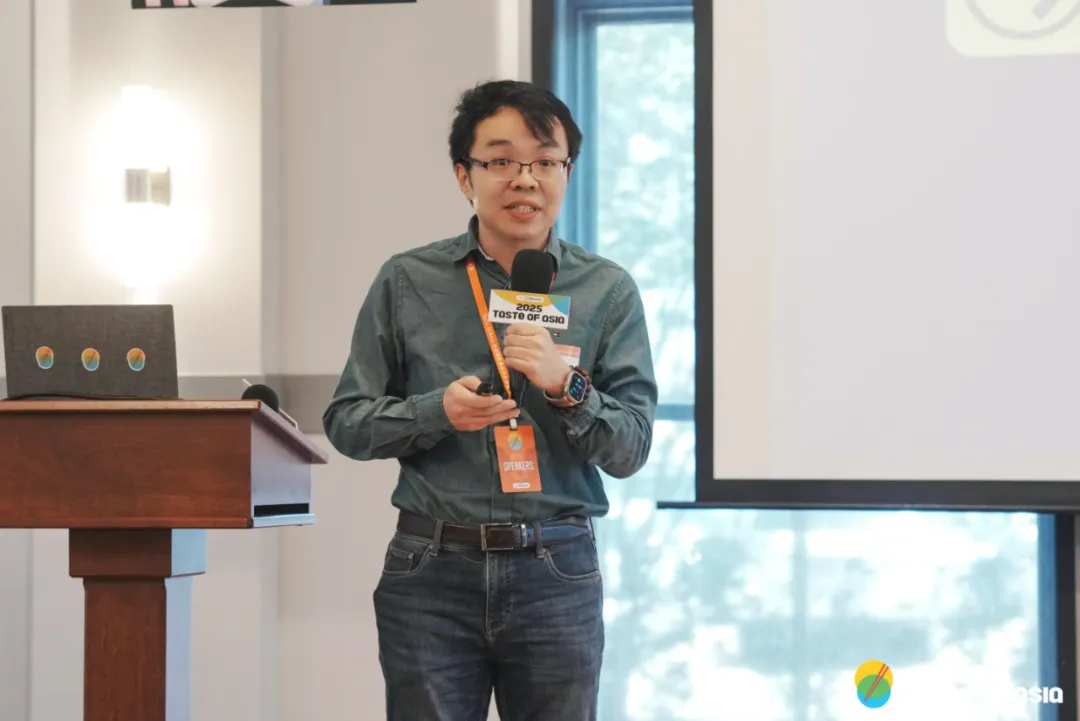 MenuSifu联合创始人李宇持麦演讲TOA休斯顿峰会，深蓝衬衫配橙色嘉宾证。身后投影"穿越文化墙"标题，左侧笔记本显示人口/竞争数据图表，背景落地窗自然光增强"一线实战经验"专业氛围。