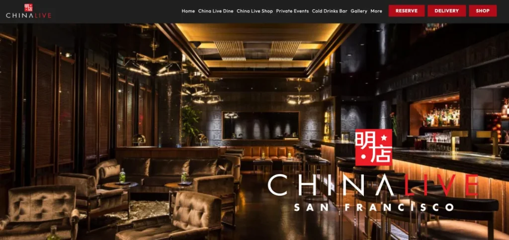 旧金山China Live店内场景，左侧深色沙发配靠枕及茶几，右侧吧台摆满酒瓶，天花板造型灯具照亮中间区域，氛围沉稳有格调；顶部含网站导航栏，右下角显“明店”标识及“CHINA LIVE SAN FRANCISCO”字样。