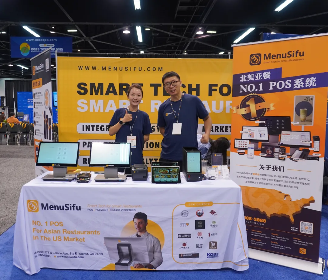 MenuSifu蓝白主题展位：员工演示POS终端，背景板"SMART TECH FOR SMART RESTAURANT"标语下罗列合作品牌（Workstream/WEFOOD等）。地面引导线指向"377 S Lemon Ave"总部地址，左侧屏幕实时热力地图显纽约/加州高密度服务网点，实证服务覆盖率。