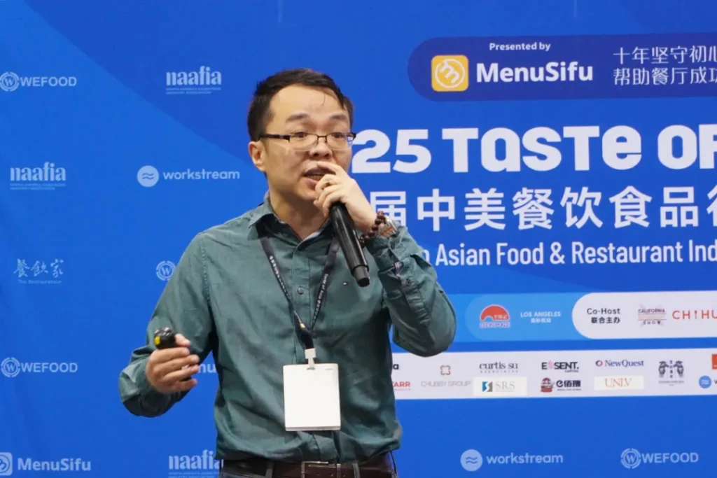 MenuSifu代表深绿衬衫持麦演讲，背景蓝板突出"十年坚守初心 帮助餐厅成功"标语。WEFOOD咨询、Workstream招聘平台标识环绕，佐证文中"数字化全流程解决方案"，落地页二维码强化B端资源对接功能。