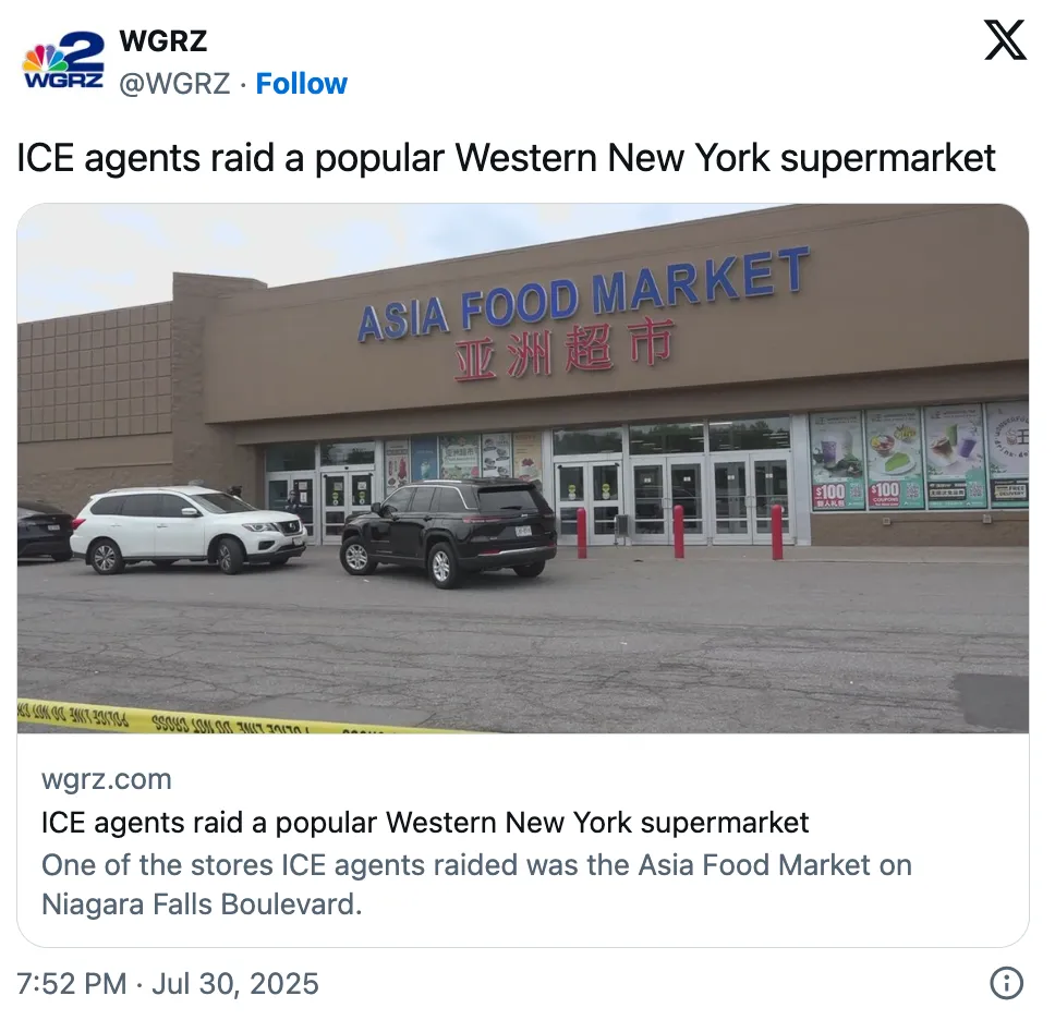 亚洲超市实景：白底绿字招牌“ASIA FOOD MARKET”下，黄色警戒带封锁入口。前景两辆银色执法车（车门印ICE徽章），右侧电线杆贴“100% OFF”促销海报反讽突袭致停业。背景居民区红砖建筑，阴云天空强化肃杀氛围。印证文中“17辆执法车围捕”“社区恐慌”等关键细节。