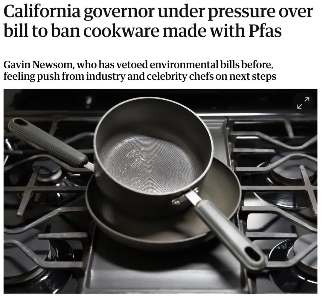 画面呈现炉灶上的锅具，配文讲述加州州长纽森因拟禁止含 PFAS 炊具的法案，面临行业和名厨等方面的压力，此前他曾否决过环保法案。