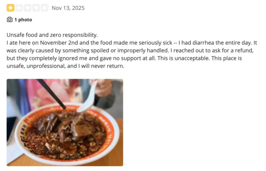 一碗深色肉类菜肴配筷勺，背景模糊有人。文字显示顾客11月2日用餐后腹泻，联系退款被忽视，称食物不安全、店方不专业。